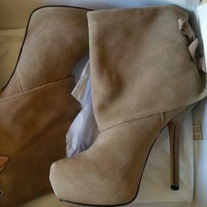 Bakers Taupe Suede Leather Ankle Boots 8.5